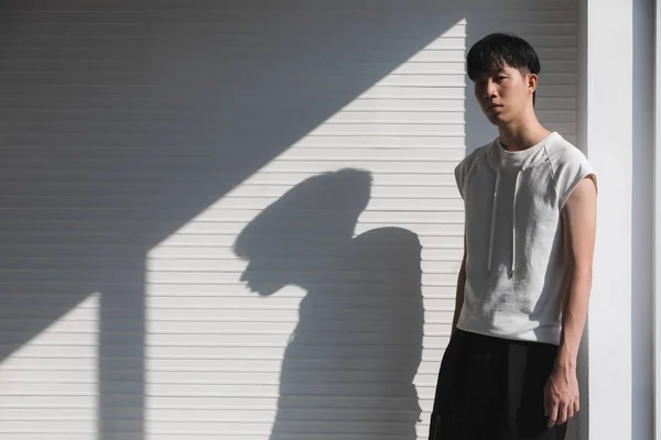 Сексуальный азиатский образцовый мужчина стоит и позирует — стоковое фото