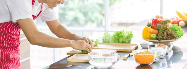 Homem asiático está preparando um prato de salada — Fotografia de Stock