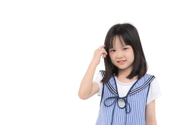 Азиатская девушка указывает указательным пальцем на свою голову — стоковое фото