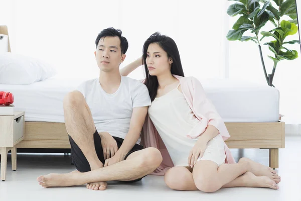 Couple sexy en pyjama assis sur le sol dans la chambre — Photo