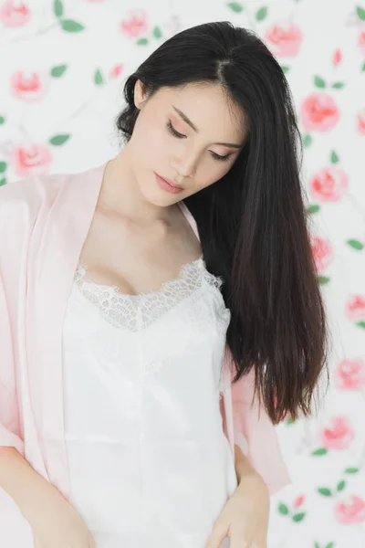 Sexigt svart hår asiatisk kvinna modell stående — Stockfoto