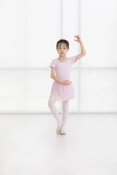Różowy ubierać Azji dziewczyna w balet pozować — Zdjęcie stockowe