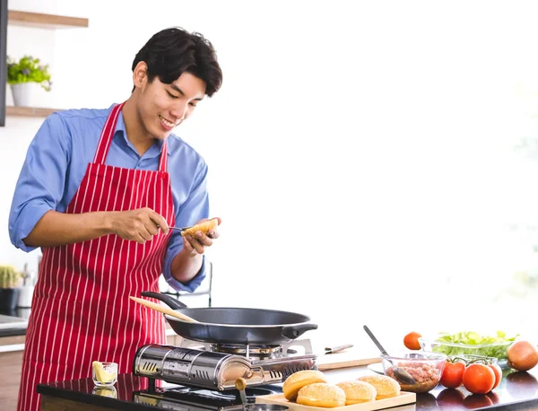 햄버거 빵을 먹은 아시아 남자 — 스톡 사진