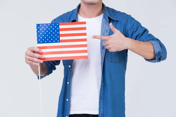 Mann zeigt auf amerikanische Flagge. — Stockfoto