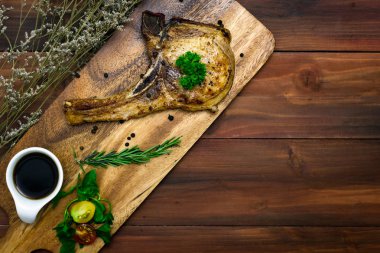 Soslu domuz pirzolası.