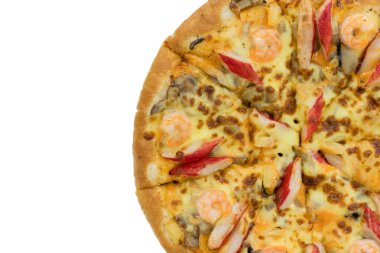 Beyaz arka planda deniz ürünleri pizzası..