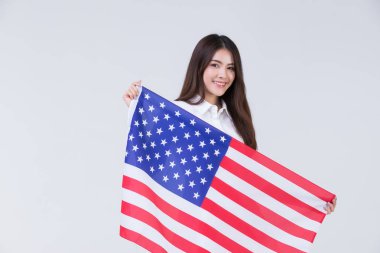 Amerikan bayrağı taşıyan Asain bir kadın.