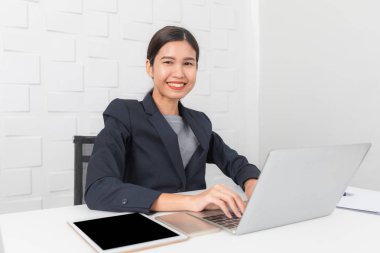 Ofiste çalışan genç bayan.