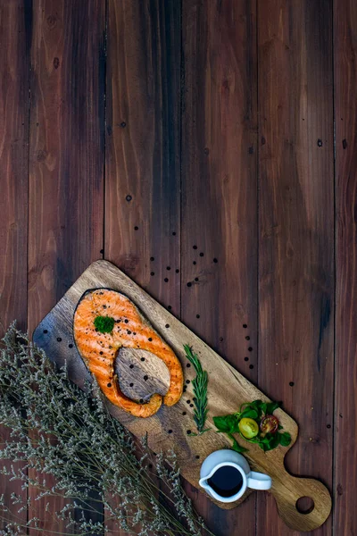 Steak salmon di piring kayu — Stok Foto