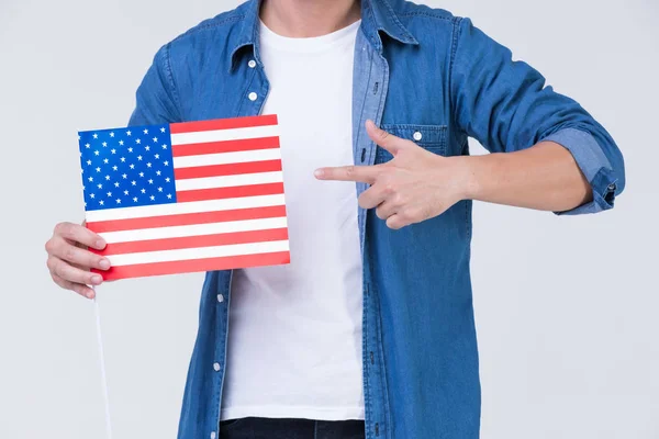 Muž ukazující na americkou vlajku. — Stock fotografie