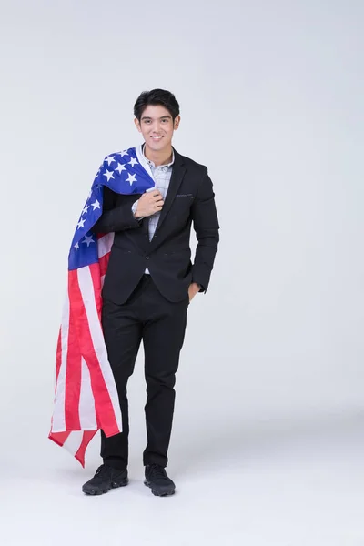 Homem de Asain segurando bandeira americana . — Fotografia de Stock