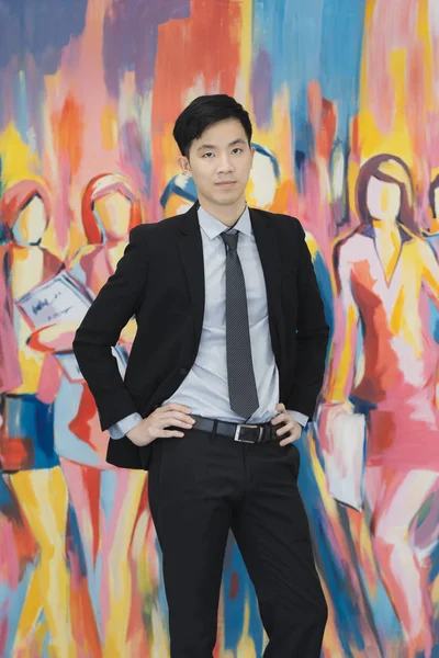 Jovem empresário asiático de terno preto de pé — Fotografia de Stock