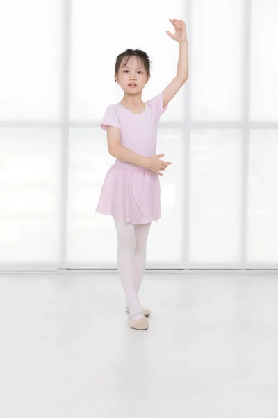 Рожева одягнена азіатка в балетну позу. — стокове фото
