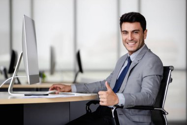 İşadamı bilgisayar kullanıyor ve yumrukluyor