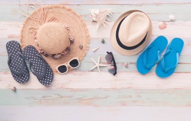 Ahşap arka planda erkek ve dişi terlikler