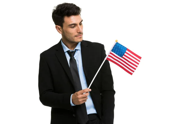 Podnikatel položil na hruď americkou vlajku — Stock fotografie