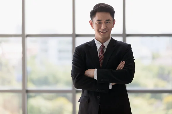 Businessman standing and crossed his arm — Stock Photo, Image