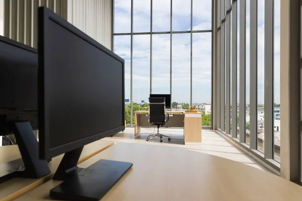 Un'immagine grandangolare di un ufficio moderno — Foto Stock