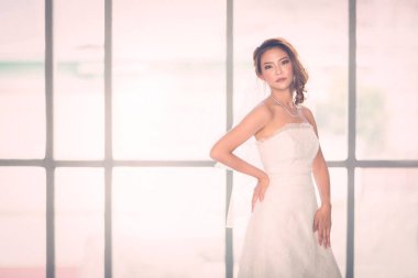 Asyalı gelin ayakta ve pozlar