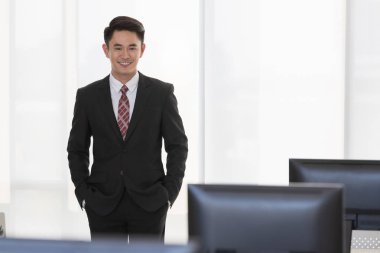 İşadamı ayakta ve kolunu geçti