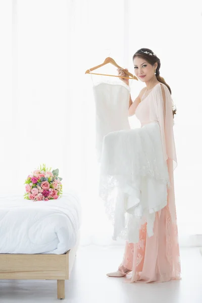 Наречена вибирає біле плаття для її весілля — стокове фото