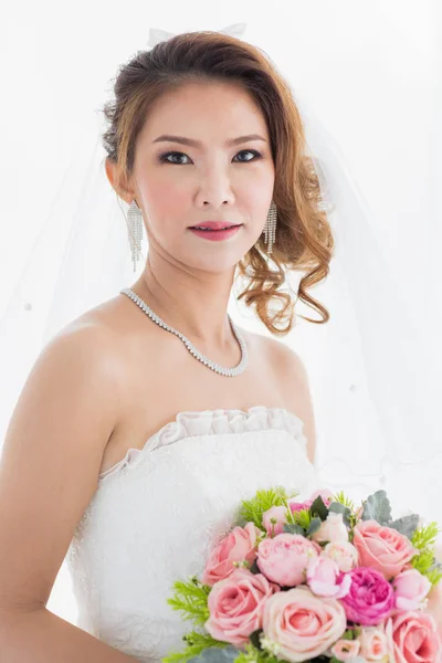 Mariée est se tient dans la belle robe de mariée blanche — Photo