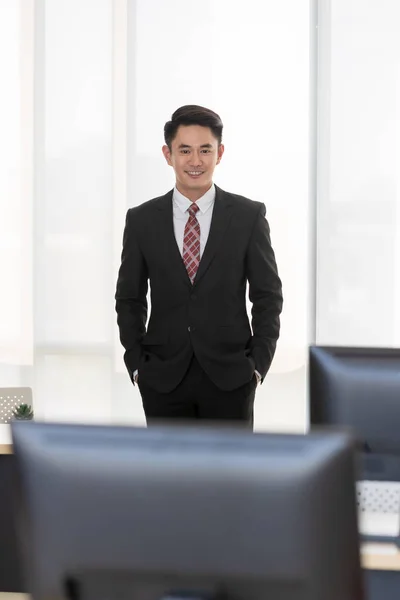 Businessman standing and crossed his arm — Stock Photo, Image