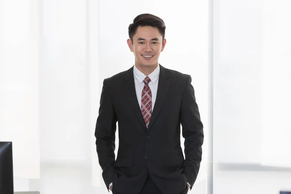 Businessman standing and crossed his arm — Stock Photo, Image