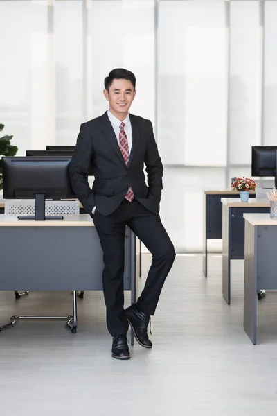 Homem de negócios sentado na mesa no escritório — Fotografia de Stock