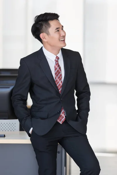 Affärsman som sitter på bord i office — Stockfoto