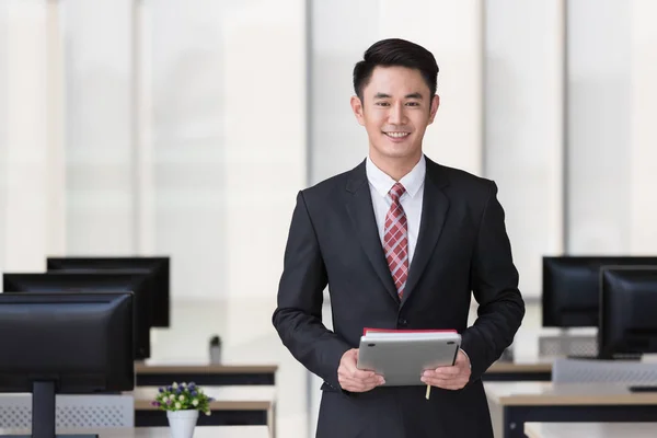 Affärsman som innehar Tablet PC i hans händer. — Stockfoto