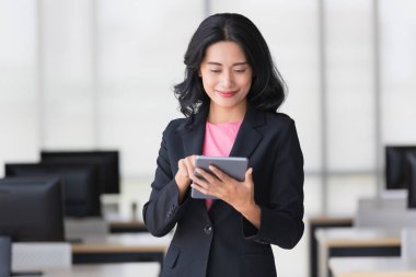 İş kadını ofiste tablet bilgisayar tutar