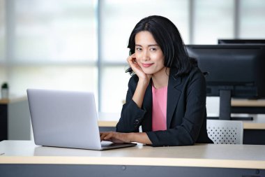 Asya işkadını dizüstü bilgisayar kullanarak