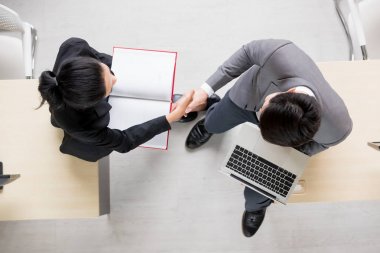 Asyalı iş adamları ofiste oturuyor