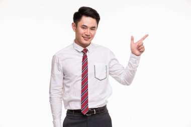 Asyalı işadamı ayakta ve parmağını işaret