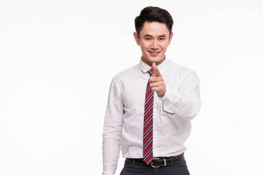 Asyalı işadamı ayakta ve parmağını işaret