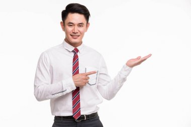 Asyalı işadamı ayakta ve ellerini işaret