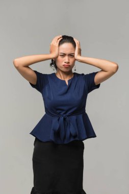 Asyalı iş kadını ayakta ve akimbo