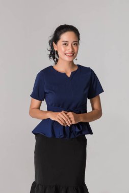 İş kadını ayakta ve işaret parmağını işaret