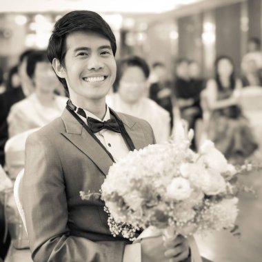 Bir buket tutan damat siyah beyaz görüntü