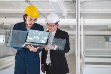 Makine ile ilgili simgeleri olan mühendis