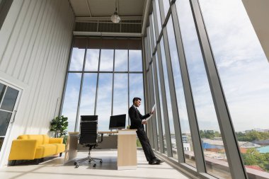 Geniş açılı bir bilgisayar, iş adamı var.