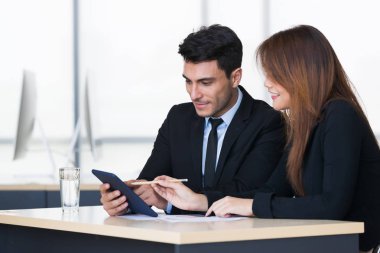 İş adamları tablet bilgisayar kullanıyor