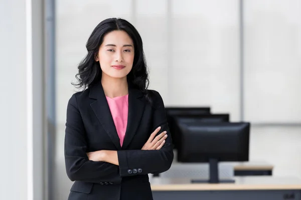 Mujer de negocios de pie y cruzó los brazos —  Fotos de Stock