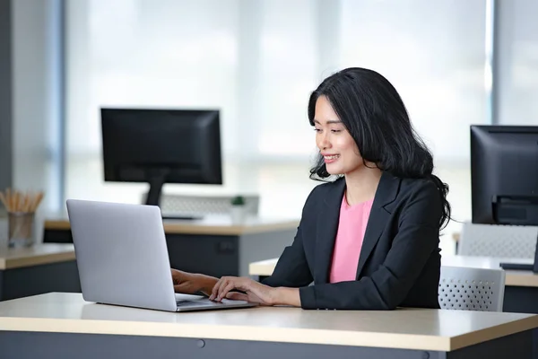 Azji bizneswoman za pomocą laptopa w biurze — Zdjęcie stockowe