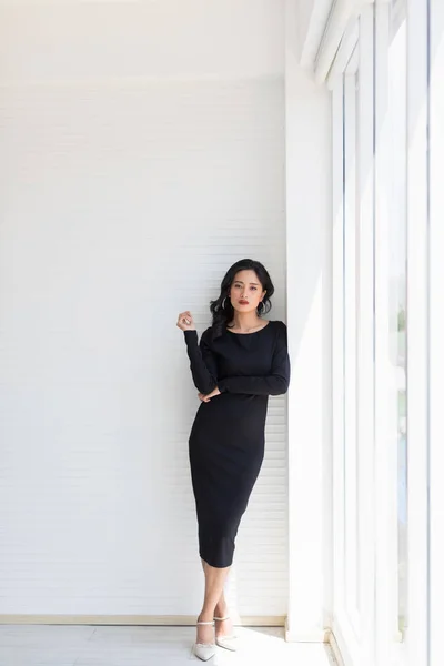 Ázsiai modell nőt pózol közelében nagy ablakok — Stock Fotó