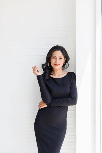 Asiático modelo mulher posando perto de grandes janelas — Fotografia de Stock