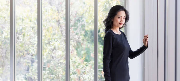 Aziatische model vrouw poseren in de buurt van grote ramen — Stockfoto
