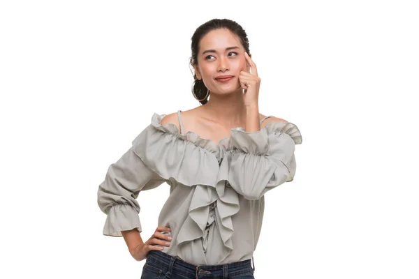 Femme asiatique en chemise grise debout et akimbo — Photo