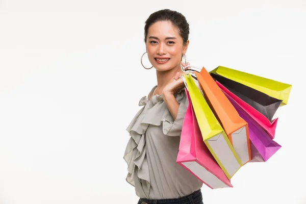 Ázsiai nő szállítására színes papír táskák — Stock Fotó